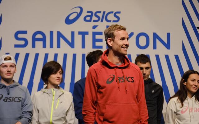 Didrik Hermansen blir intervjuet på presentasjonen før løpet. (Foto: Arrangøren)
