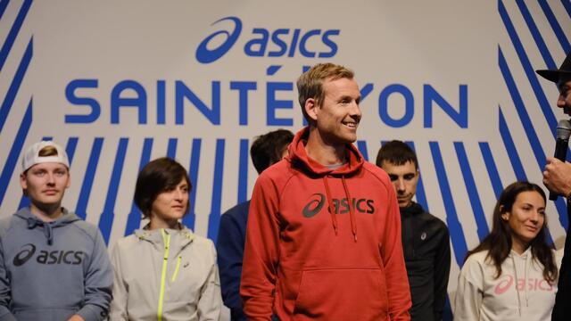 Didrik Hermansen blir intervjuet på presentasjonen før løpet. (Foto: Arrangøren)