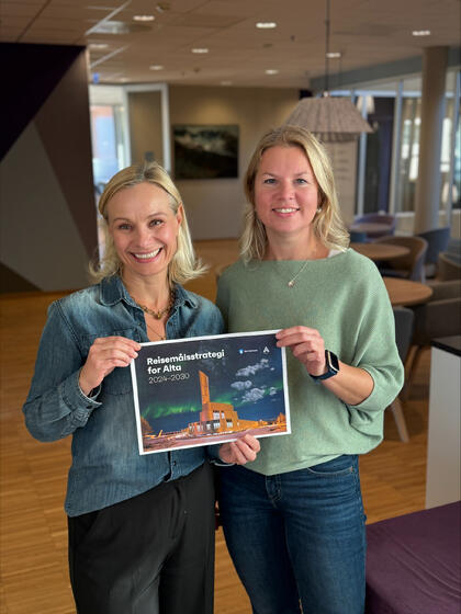Hilde Bjørkli (Orinor) og Katja Pettersen (Visit Alta) med Altas nye reisemålsstrategi