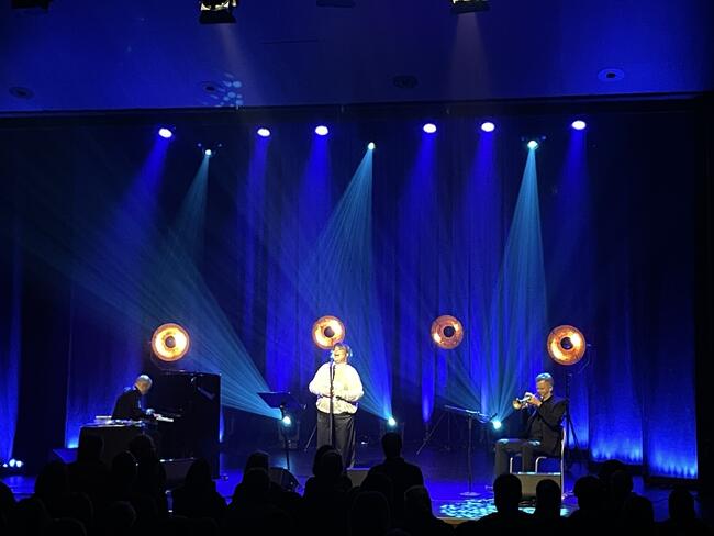 Solveig Slettahjell med band på scenen