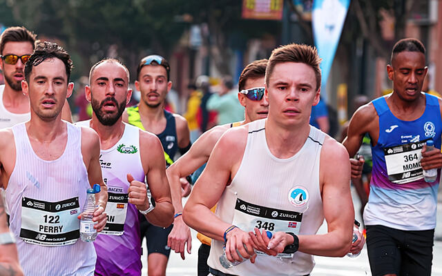 Erik Lomås (348) løp inn til nordnorsk rekord med 2.15.52 i Valencia Marathon. Men det var mange som løp raskt. (Foto: Arne Dag Myking)