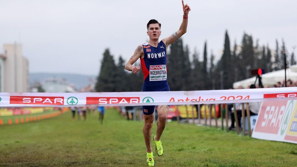 Jakob Ingebrigtsen innfridde og tok sitt tredje seniorgull og sitt sjuende gull totalt EM terrengløp i Tyrkia søndag. (Foto: Arrangøren)