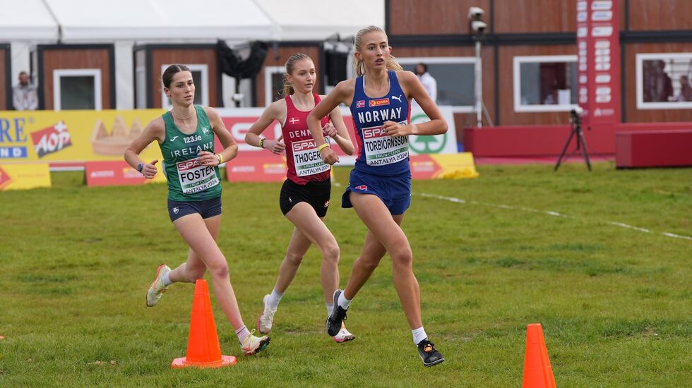 Wilma Anna Bekkemoen Torbiörnsson drar på danske Sofia Thøgersen som spurtet inn til bronse i U20-klassen. (Foto: Einar Børve)