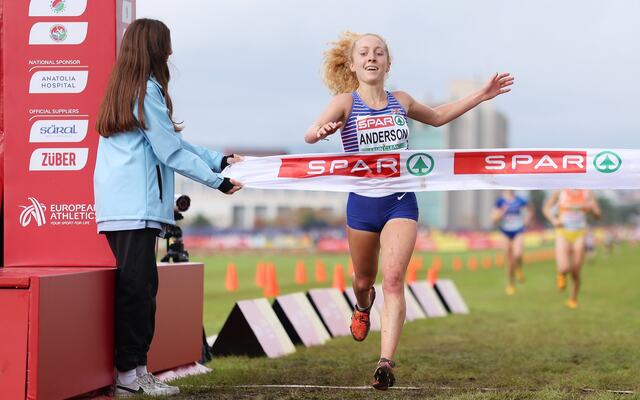 Phoebe Anderson stormer inn til EM-gull i U23-klassen. (Foto: European Athletics)