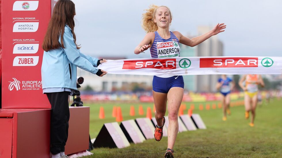 Phoebe Anderson stormer inn til EM-gull i U23-klassen. (Foto: European Athletics)