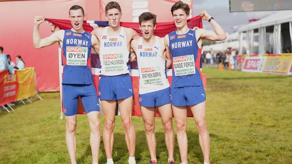 Den norske kvartetten (fra venstre) med Magnus Øyen, Andreas Fjeld Halvorsen, Kristian Bråthen Børve og Åsmund Sunde Førde etter å ha sikret seg to medaljer i M20-klassen. (Foto: European Athletics)