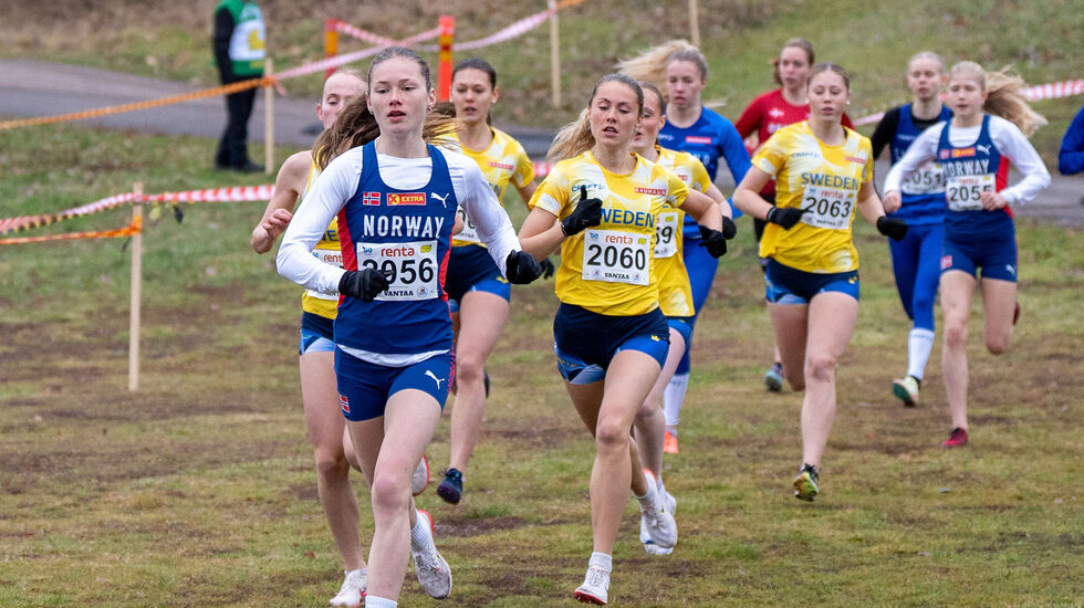 Marte Hovland (2056) sprang inn til sølvmedalje individuelt og gull i lagkampen i nordisk meisterskap i terrengløp. (Foto: Einar Børve)