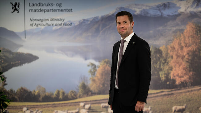 Geir Pollestad fotografert foran et landskapsbilde