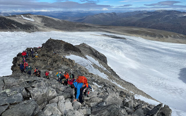 Galdhøpiggen: Tidligere rusmisbrukere guidet svaksynte og blinde på den krevende turen opp til toppen av Norges høyeste fjell. (Foto: Halvor Mykleby)