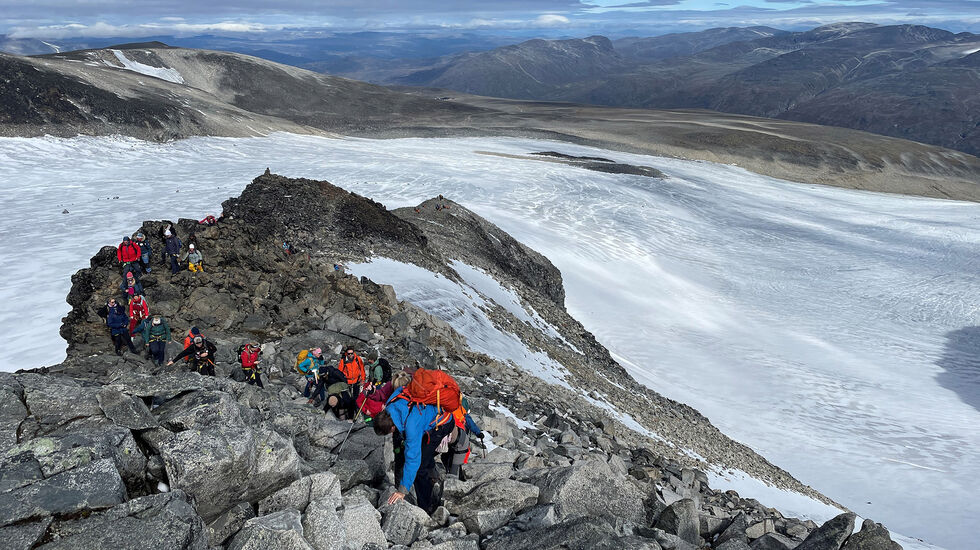 Galdhøpiggen: Tidligere rusmisbrukere guidet svaksynte og blinde på den krevende turen opp til toppen av Norges høyeste fjell. (Foto: Halvor Mykleby)
