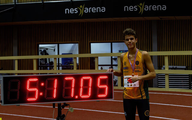 Lukas Buncic løp 2000 m på 5:17,05 og satte med det uoffisiell verdensrekord for 16-åringer. (Foto: Bjørn Hytjanstorp)