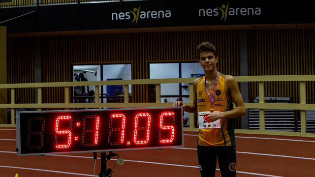 Lukas Buncic løp 2000 m på 5:17,05 og satte med det uoffisiell verdensrekord for 16-åringer. (Foto: Bjørn Hytjanstorp)