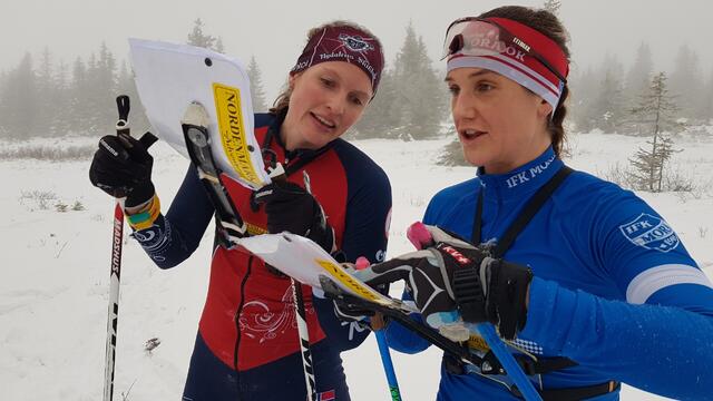 Lørdagens vinner Anna Ulvensøen (til v.) diskuterer løypa søndag med vinner Magdalena Olsson.