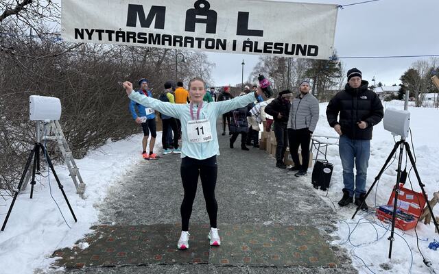 Malin Berge vant halvmaraton under Ålesund Nyttårsmaraton 2023. Foto: Helge Fuglseth