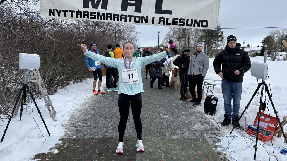 Malin Berge vant halvmaraton under Ålesund Nyttårsmaraton 2023. Foto: Helge Fuglseth