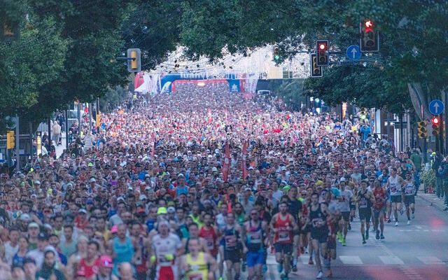 Stort startfelt: Maraton og halvmaraton startet samtidig med nesten 12500 løpere på plass i den brede avenyen. (Foto: arrangøren/Gaby Rodrigo)