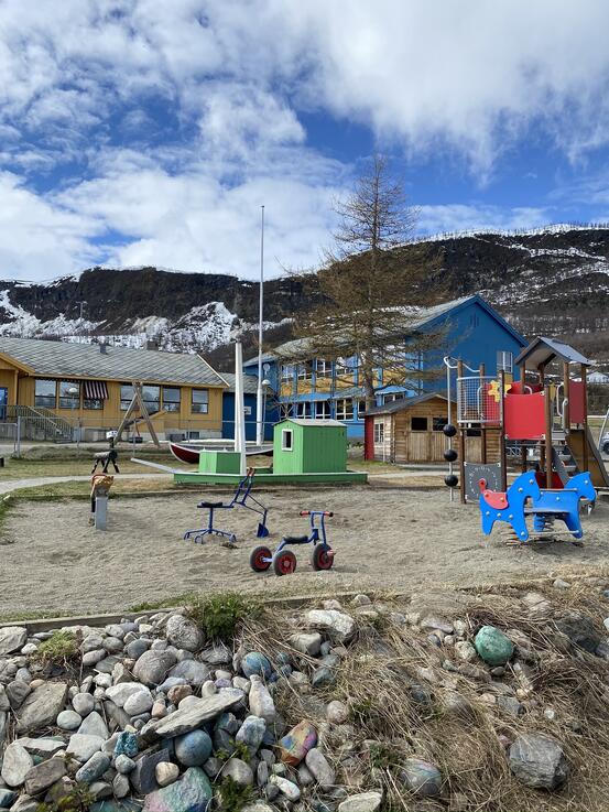 Illustrasjonsbilde - viser deler av uteområdet til en barnehage i Alta
