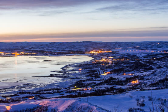 Lena M.Kristiansen Vinterbilde av Varangerbotn tatt fra Aldon i skumring