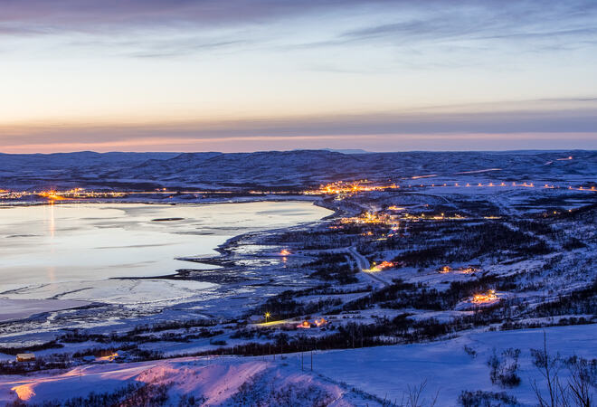 Vinterbilde av Varangerbotn tatt fra Aldon i skumring