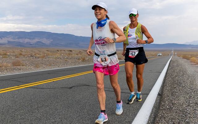 Line Caliskaner på vei til seier på den endeløse varme landeveg i Badwater 135 i juli i år. (Foto: Badwater135)