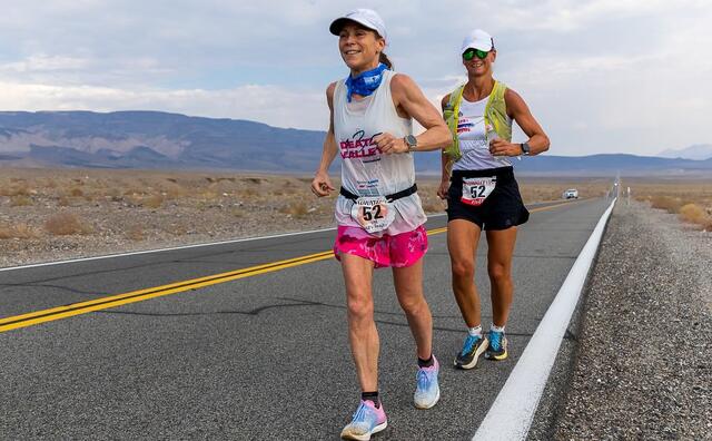 Line Caliskaner på vei til seier på den endeløse varme landeveg i Badwater 135 i juli i år. (Foto: Badwater135)