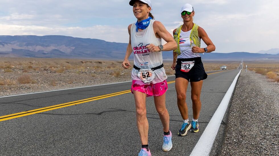 Line Caliskaner på vei til seier på den endeløse varme landeveg i Badwater 135 i juli i år. (Foto: Badwater135)