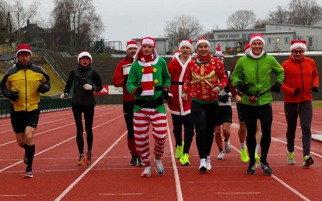 Løypen er den samme som benyttes av Maratonkarusellen i Bergen, med start og mål på Fana Stadion. Her har starten nettopp gått i Tarangers Romjulshalvmaraton. (Alle foto: Arne Dag Myking)