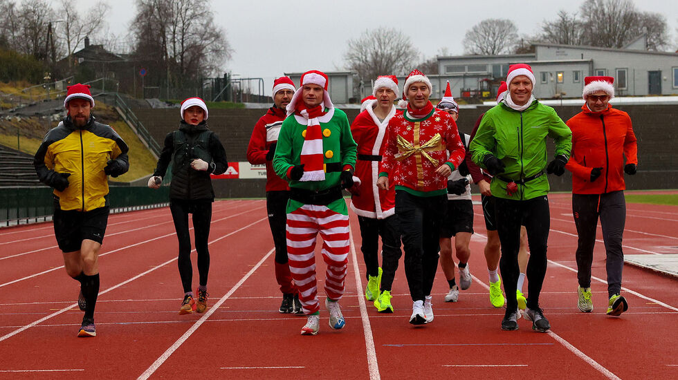 Løypen er den samme som benyttes av Maratonkarusellen i Bergen, med start og mål på Fana Stadion. Her har starten nettopp gått i Tarangers Romjulshalvmaraton. (Alle foto: Arne Dag Myking)