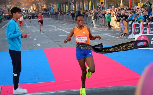 Beatrice Chebet over mål som første kvinne under 14 minutter på 5000 meter uansett underlag i Barcelona nyttårsaften. (Foto: Arrangøren)