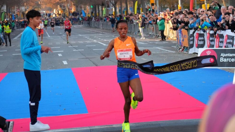 Beatrice Chebet over mål som første kvinne under 14 minutter på 5000 meter uansett underlag i Barcelona nyttårsaften. (Foto: Arrangøren)