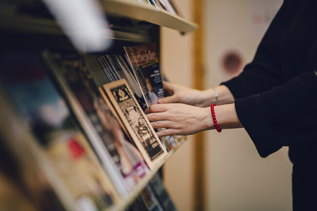 Biblioteket tilbyr tilgang til flere hundre digitale tidsskrift, samt utlån av fysiske aviser og magasiner. (Foto: Karoline O. A. Pettersen)