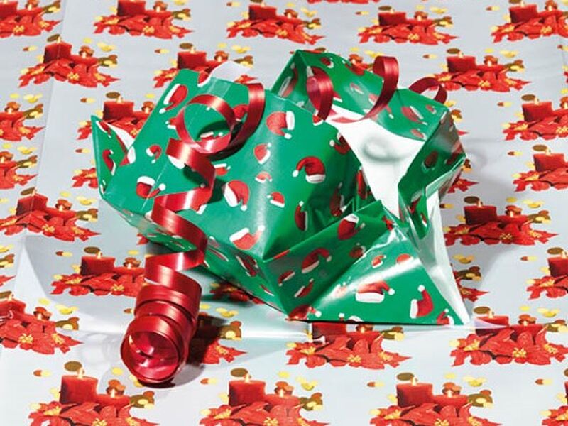 Bilde av brukt julegavepapir og pakkebånd