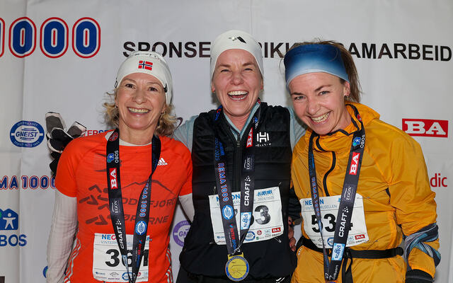 Det var veldig god stemning på premiepallen for kvinner 10 km: Johanna Haaland, Hege Gjerde Bussesund og Monica Rekdal. (Alle foto: Arne Dag Myking)