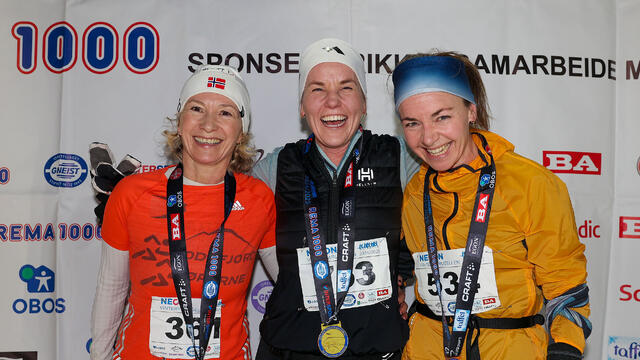 Det var veldig god stemning på premiepallen for kvinner 10 km: Johanna Haaland, Hege Gjerde Bussesund og Monica Rekdal. (Alle foto: Arne Dag Myking)