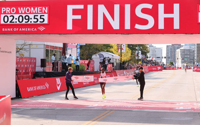 Barrierebrytar: Ruth Chepngetich vart både hylla og mistenkt da ho i haust sprang maraton på 2.09.56 i Chicago. (Foto: World Marathon Majors)