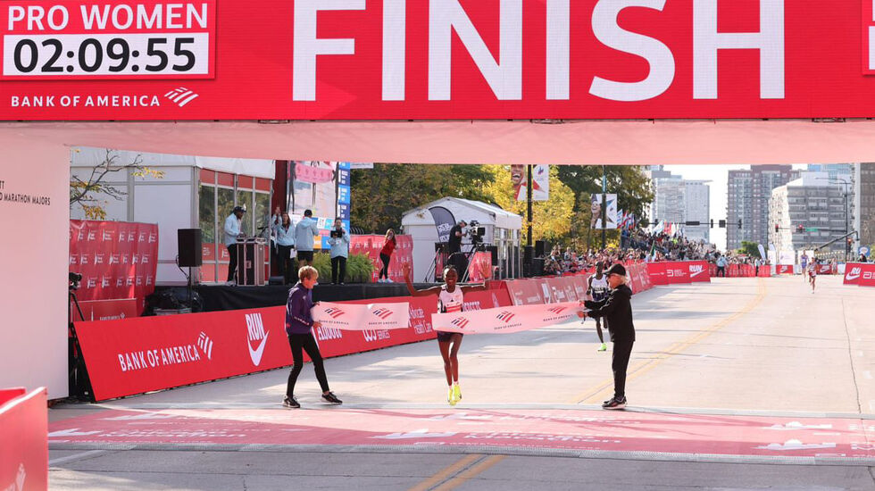 Barrierebrytar: Ruth Chepngetich vart både hylla og mistenkt da ho i haust sprang maraton på 2.09.56 i Chicago. (Foto: World Marathon Majors)