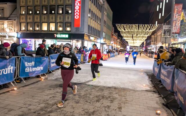 Alf B. Dahl (2655) mot mål i Mørketidsmila bak britiske Sara Adams. (Foto.: Polar Night Marathon/Zoltan Tot)