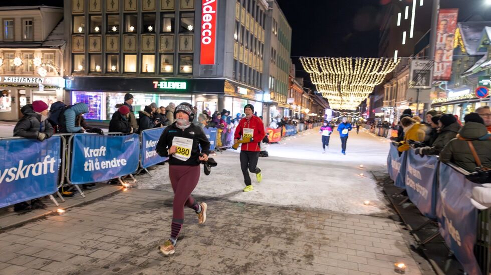 Alf B. Dahl (2655) mot mål i Mørketidsmila bak britiske Sara Adams. (Foto.: Polar Night Marathon/Zoltan Tot)