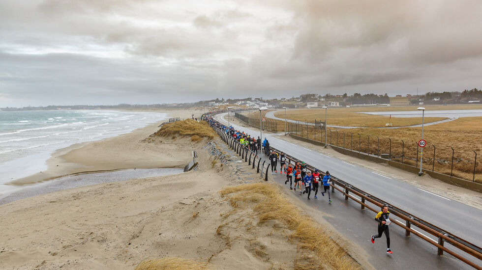 Solastranden Halvmaraton tilbyr et åpent landskap som kan innebære mye vind. Lørdagens værmelding lover vindstille, men kaldt. (Foto: Arrangøren)