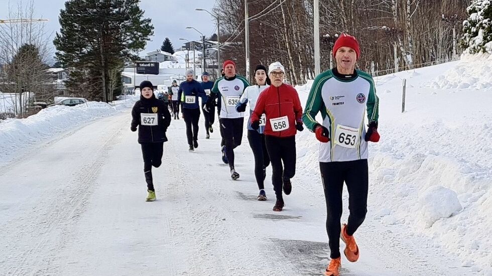 Vinterkarusellen i Ålesund hadde i dag snø og is som underlag. Heilt foran ser vi Fridtjof Fredriksen med startnummer 653. Foto: Sigbjørn Lerstad