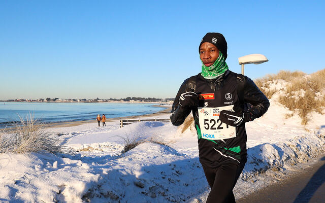 Emmanuel Ntagunga Kiruhura tok en klar seier på halvmaraton på Solastranden. (Alle foto: Arne Dag Myking)