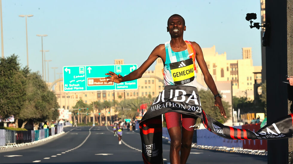 Bute Gemechu vant i sin maratondebut (Foto: Giancarlo Colombo)