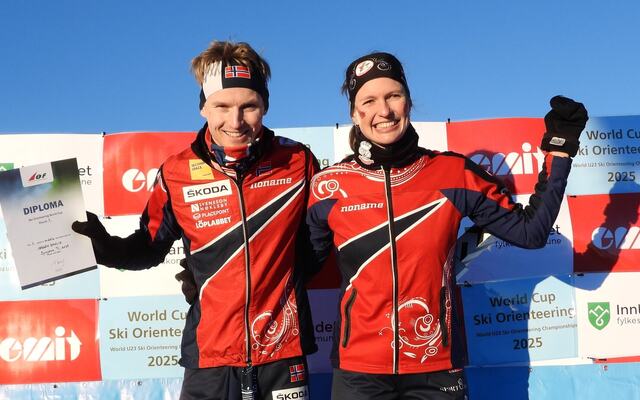 Vinnerne av lørdagens mellomdistanse, Jørgen Baklid og Anna Ulvensøen. (Foto: Stein Arne Negård)