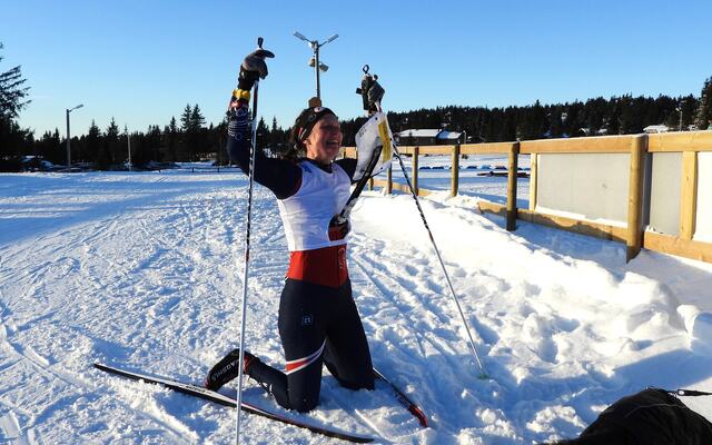Anna Ulvensøen kunne juble etter seieren på jaktstarten søndag. (Foto: Stein Arne Negård)