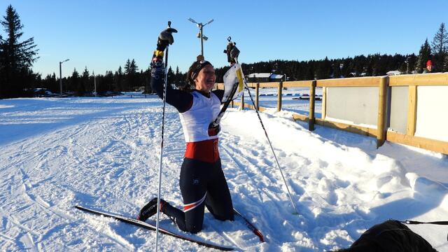 Anna Ulvensøen kunne juble etter seieren på jaktstarten søndag. (Foto: Stein Arne Negård)