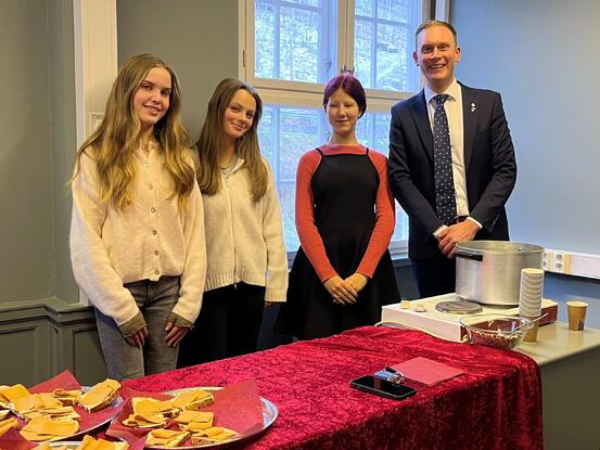 Isa, Sigrid og Cecilie baud på julebrød og gløgg. Her saman med ordførar Stig Ove Ølmheim.