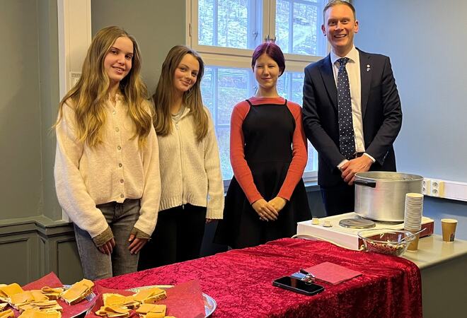 Isa, Sigrid og Cecilie baud på julebrød og gløgg. Her saman med ordførar Stig Ove Ølmheim.