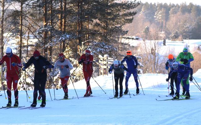 Starten ble drøyd et par timer, men det var likevel 15 minusgrader da starten gikk for 16 løpere på Strandbygda skistadion klokken 13. (Foto: Sigurd Westgård)
