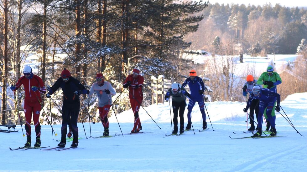 Starten ble drøyd et par timer, men det var likevel 15 minusgrader da starten gikk for 16 løpere på Strandbygda skistadion klokken 13. (Foto: Sigurd Westgård)