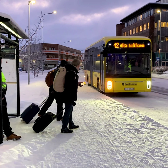 mennesker på tur inn i en buss